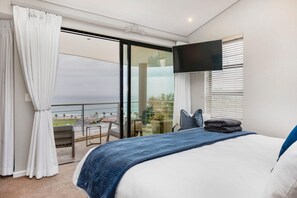 Villa | 4 bedrooms, desk, Internet - Luxury Villa w Large Patio Private Pool Wescamp (Cape Town)