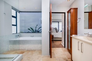 House | 4 bedrooms, desk, Internet - Luxury Villa w Large Patio Private Pool Wescamp (Cape Town)