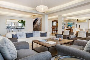 Villa | 4 bedrooms, desk, Internet - Luxury Villa w Large Patio Private Pool Wescamp (Cape Town)