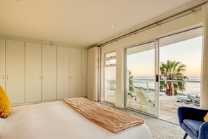 Apartment - Modern Camps Bay Villa w Views Pool Alpha on the Bay (Cape Town)