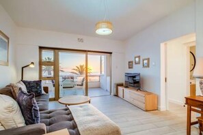 Apartment - Beautiful Lock up go w Ocean Views Sundowner Views (Cape Town)
