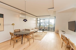 Apartment | 3 bedrooms, Internet - Modern Sea Point Apartment w Rooftop Deck 9 on S (Cape Town)