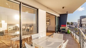 Apartment | 2 bedrooms, desk, Internet - Modern Sea Point Apartment w Sea Views Alpha Sunsets (Cape Town)