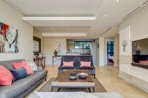 House | 2 bedrooms, desk, Internet