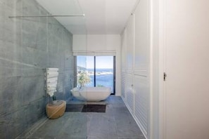 Villa | 5 bedrooms, Internet