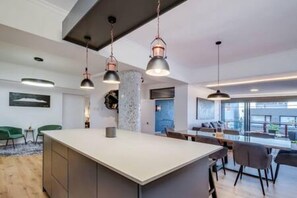 Apartment - Contemporary Holiday Home in the Heart of Green Point House of M (Cape Town)