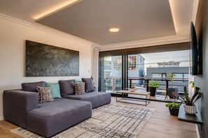 Apartment | 3 bedrooms, desk, Internet - Contemporary Holiday Home in the Heart of Green Point House of M (Cape Town)