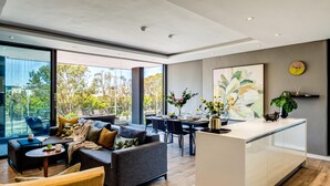 Un espacio de estar moderno con comedor, ventanas amplias y un diseño minimalista.