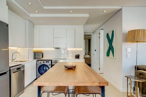 Casa | 2 camere, una scrivania, Internet