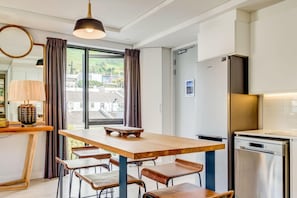 House | 2 bedrooms, desk, Internet - Beautiful Apartment With Mountain Views 404 on N (Cape Town)