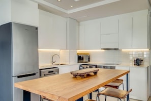 House | 2 bedrooms, desk, Internet - Beautiful Apartment With Mountain Views 404 on N (Cape Town)