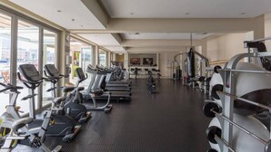 A modern gym with treadmills, stationary bikes, and weight machines. - Modern Waterfront Apartment w Canal Views Gulmarn 201 (Cape Town)
