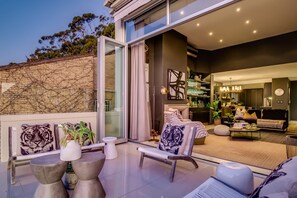 Apartment | 3 bedrooms, Internet - Beautifully Designed Villa w Sweeping Views Belle View (Cape Town)