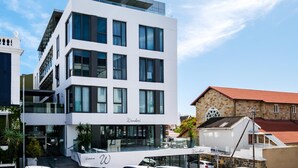 A modern hotel with a white facade, multiple floors, and large windows. - Gorgeous Apartment in Bustling De Waterkant 304 on N (Cape Town)