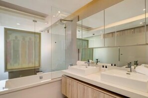 3 bedrooms, Internet - Elegant Apartment at the Waterclub Amani Views (Cape Town)