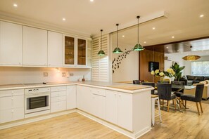2 bedrooms, Internet - Contemporary Apartment Close to the Radisson Majolica (Cape Town)