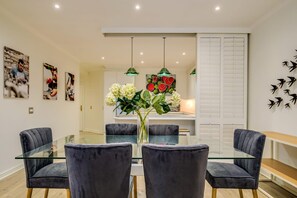 2 bedrooms, Internet - Contemporary Apartment Close to the Radisson Majolica (Cape Town)