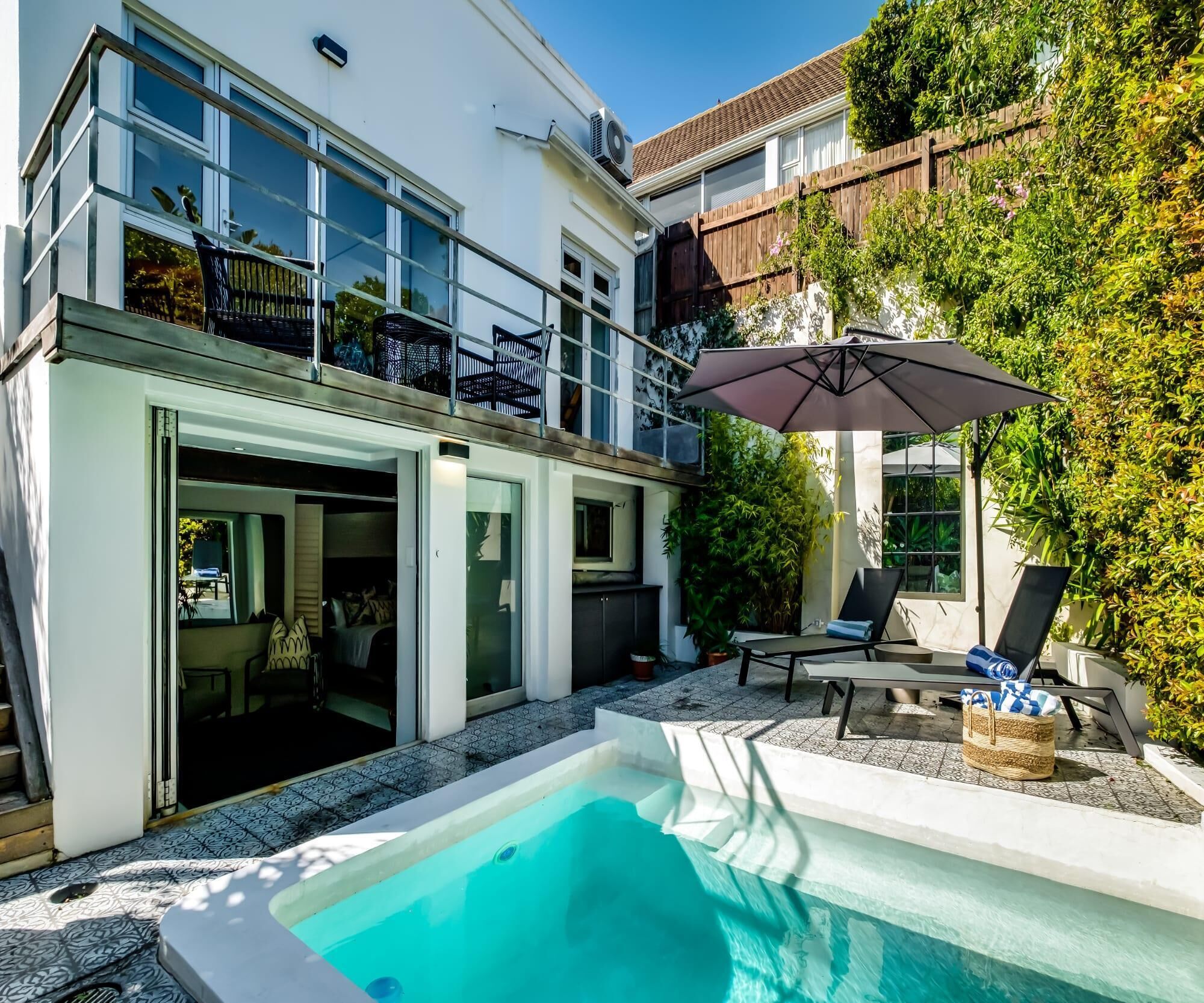 3 habitaciones, escritorio y acceso a internet 