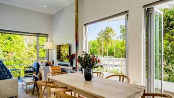 Villa | 3 bedrooms, desk, Internet