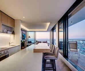 3 bedrooms, desk, Internet - Penthouse in Sea Point With Unbelievable Views Attique Vue (Cape Town)