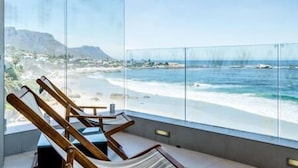 Ein Balkon mit freiem Blick auf Strand und Meer.