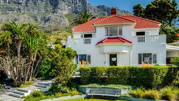 Villa | 4 bedrooms, desk, Internet