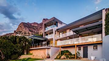 House | 7 bedrooms, desk, Internet