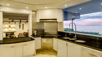 Villa | 7 bedrooms, desk, Internet