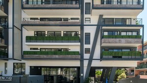Un immeuble à plusieurs étages doté de balcons, de grandes fenêtres et d’une architecture moderne.
