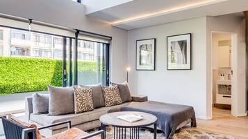 Apartment | 2 bedrooms, desk, Internet