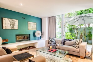 Villa | 3 bedrooms, Internet - Elegant Villa w Coastal Views Nestled Below Lions Head The Grange (Cape Town)