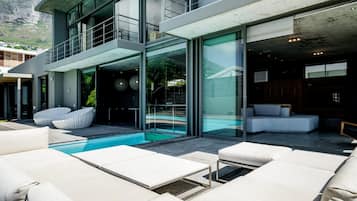Casa | 5 quartos, escrivaninha, acesso à internet de alta velocidade