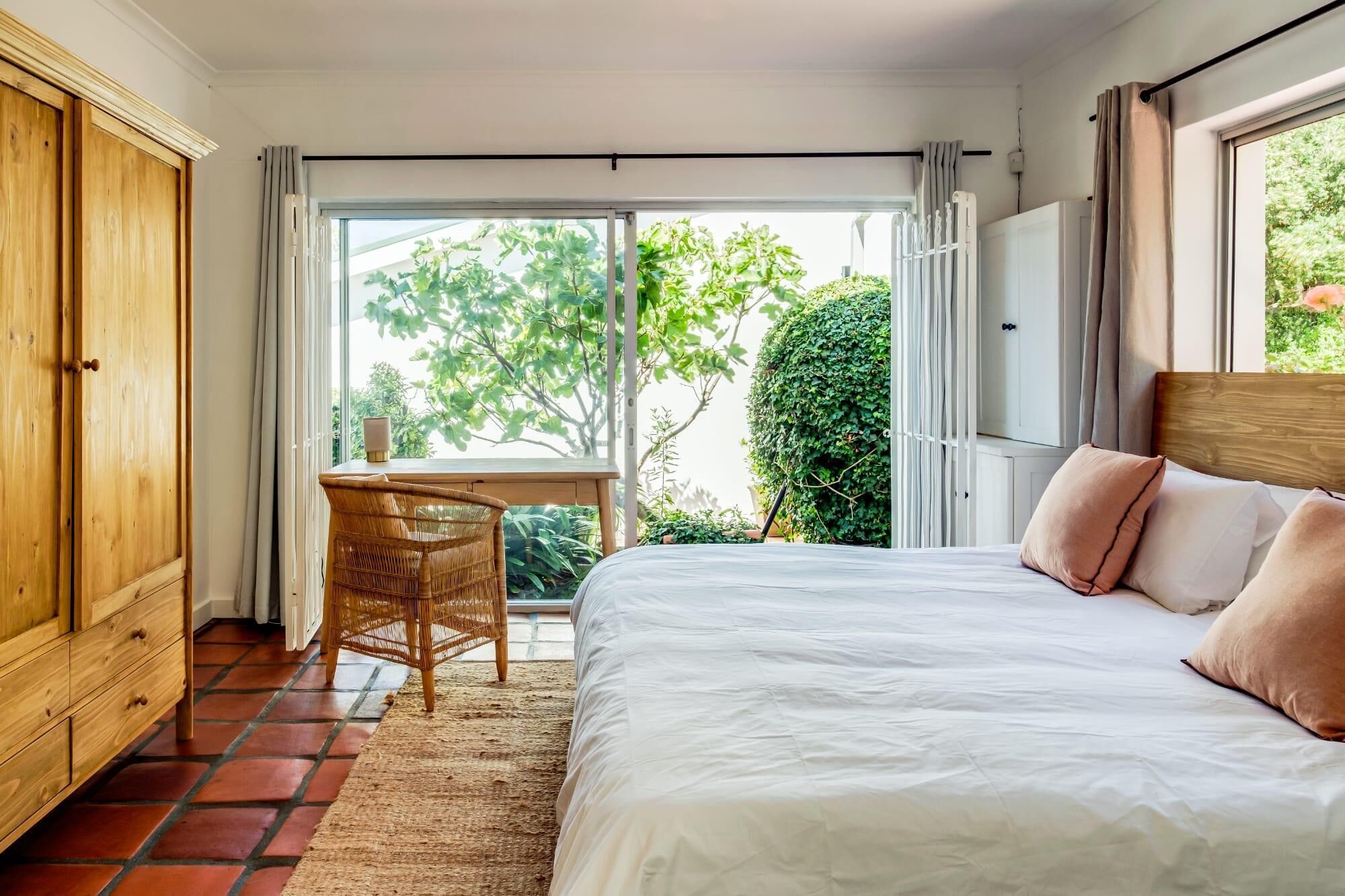 Une chambre à coucher avec un lit, un bureau et une armoire.