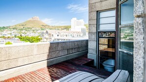 A balcony with a view of a cityscape and a hill. - Art Deco Loft in the Heart of Cape Town Splendid Loft (Cape Town)
