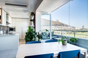 1 bedroom, desk, Internet - Extraordinary Stay in Mouille Point The Apartment (Cape Town)