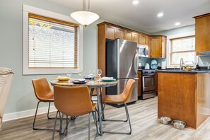 Réfrigérateur, four à micro-ondes, un four, surface de cuisson