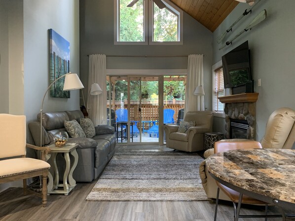 TV connectée, cheminée, livres