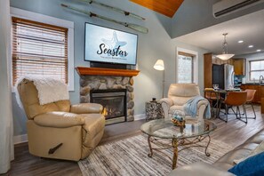 智能电视、壁炉、书