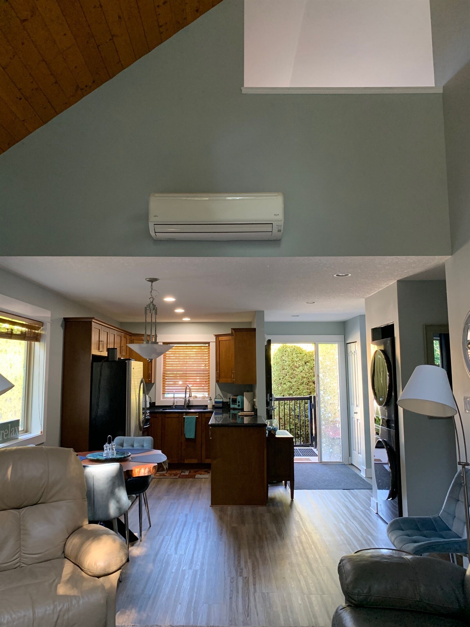 TV connectée, cheminée, livres