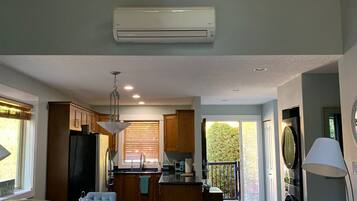 Smart-TV, Kamin, Bücher