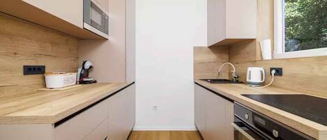 Coffee/tea maker, fridge, microwave, oven