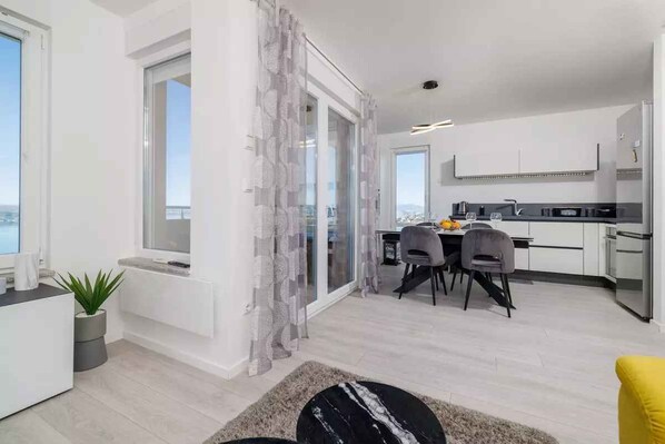 Geladeira, micro-ondas, fogão, cooktop