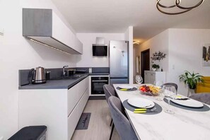 Réfrigérateur, four à micro-ondes, un four, surface de cuisson