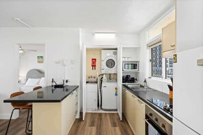 Refrigerador, microondas, horno y parrilla de estufa 