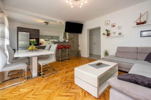 TV - Holiday apartment with balcony (Crikvenica)