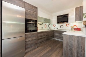 Fridge, oven, stovetop, dishwasher