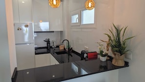 Fridge, microwave, electric kettle, toaster - Comfortable Studio in Marbella With sea Views (Marbella)