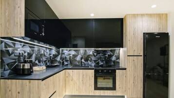 Een koelkast, een oven, een kookplaat, een vaatwasser