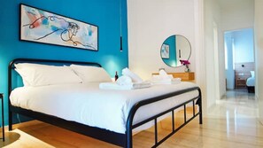 2 sovrum, skrivbord, strykjärn/strykbräda och resesäng