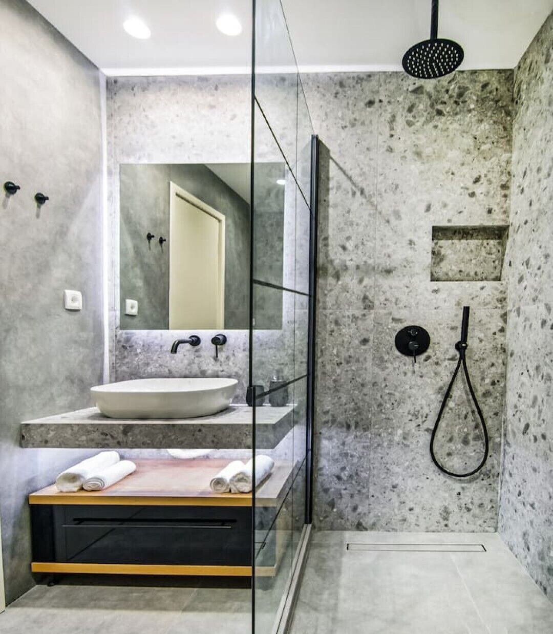 Articles de toilette gratuits, sèche-cheveux, serviettes fournies, savon